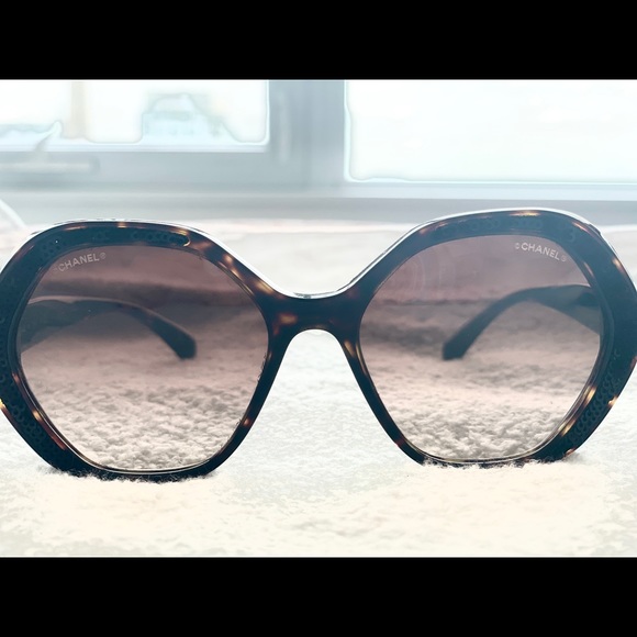 Chanel Round sunglasses in Dark Tortoise Colour - Picture 6 of 7